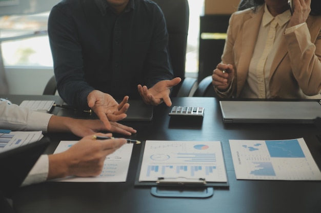 Ilustração sobre educação financeira e literacia financeira para melhorar conhecimentos de gestão de dinheiro