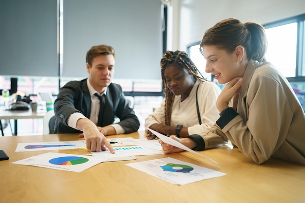 Ilustração sobre educação financeira e gestão de finanças pessoais para desenvolvimento financeiro